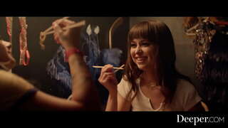 أعمق. مثير الفتيات الاستمتاع سحاق اللعنة