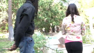 ���ිශ්ර යොවුන් ප්රේම ගනිමින් විශාල කළු කුකුළා සෑම කුහරය