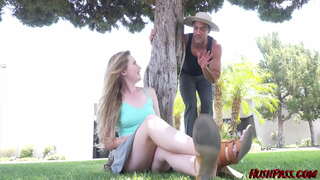 ���ருநிற ஜோன்ஸ் அழைக்கிறார் தோட்டக்காரர் மீது டிரிம் அவரது புஷ்