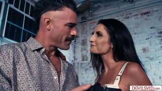 Чувак трахає в жопу кращу подругу своєї дружини грудасту брюнетку