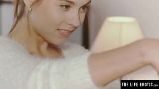 Хөөрхөн хар үстэй цаг өөрийгөө толинд байхад masturbating