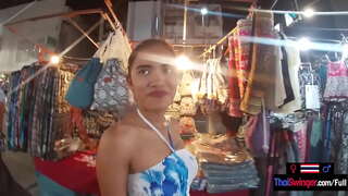 Asiaidd teen cariad yn teimlo fel rhoi ei chariad a blowjob unwaith y byddant yn cyrraedd adref