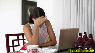 Petite swart stepsis Michelle Anderson stroke en kan pervy stepbrother klaar op haar dye