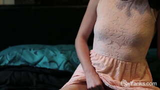 Nagtintal amateur sa mga bata gikan sa Yanks Marina gangbang sa iyang vibrator sa orgasm