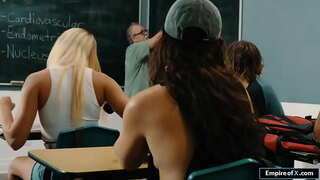 ���ွှေရောင်ဆယ်ကျော်သက် blowjobs ထိုအခါသနှင့်သူမ၏မိတ်ဆွေအတွက်ရေကူးကန်