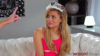 Alam bébas MILF Spanked Lan Didilat Cute Teen