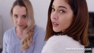 ���ෙය හුරුබුහුටි මොනා නිල් හා හුරුබුහුටි Ginebra Bellucci ව්යාප්ත එම සුන්දර බට් කම්මුල් ලබා ගැනීමට පස්ස එක්ක නිදාගත්තා පසු deepthroat ද්විත්ව blowjob හා සමඟ සෙල්ලම් vibrator! සම්පූර්ණ ද්විත්ව මුහුණුවර &amp;amp; 1000s වැඩි Private.com!