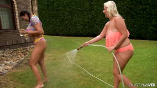 Dildo Gosod a Titty Sugno ar gyfer Dau Busty Lesbiaid