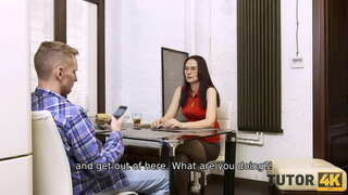 TUTOR4K. Стройната репетиторшу на английски език завлякохте в секс със студентка на дивана