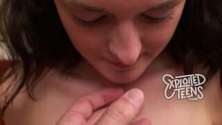 Paauglių su lanksčiaisiais suteikia galvos savo pirmąjį porno