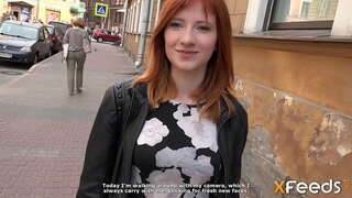 La belleza le hace una mamada y tienen sexo en el sofá en doggystyle y otras poses que hacen hermosa chica gemir