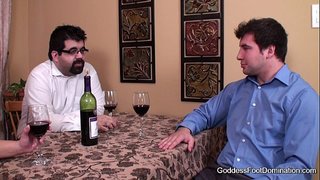 Voetwerk - Vrou sluit onder tafel besigheid hanteer