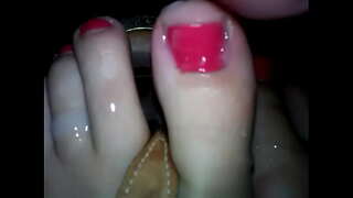 Teen preni iun cum sur piedoj kaj sandalojn