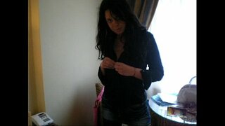 Italiană amatorial Lilly striptease si se masturbeaza