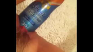 Giocando con la crema solare bottiglia