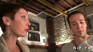 Big titted an tätowiert Franséisch Géigend snap Hire enker Arsch gehämmert