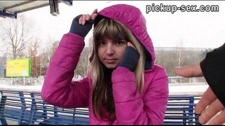 Nghiệp dư tóc Vàng đóng đinh trong một chuyến tàu