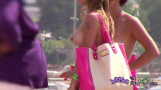 Hey babe leig a ' coiseachd sìos an tràigh typsy &amp;amp; topless còmhla