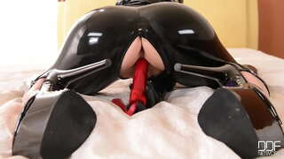 Lucy ĝuas sian dildos