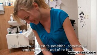 Viktoria Waigel dollar pa e stranhero mucha na un parti di plaka den aktivo