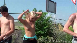 Y. 金髪の少女公共性の通り太陽の光