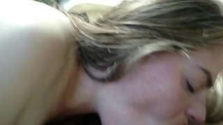 Rimmed, bysedd, a rhoddodd hi llond ceg o cum