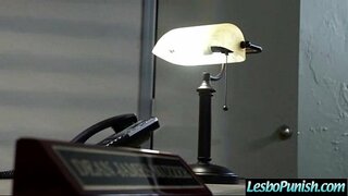 (Дженна Джуэлс) Девушки в лесбо-сцене жестко играют с секс-дилдо фильм-23