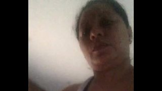 Masturbates කැමරාව ඉදිරියේ