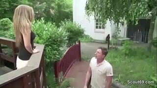 کوچک و باریک, سکس با صاحبخانه به دلیل بدهی 