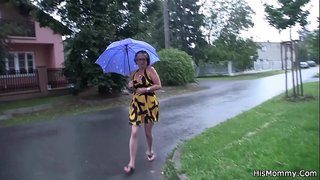 Mamá madura y adolescente lesbiana jugando el uno al otro