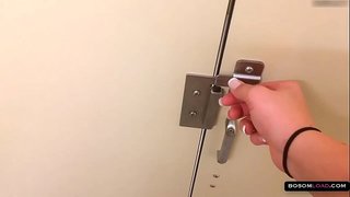 Миля жоғары клубы брюнетки киски мастурбация &amp;амп; үлкен табиғи сиськи