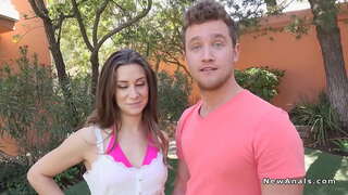 Pareja follando anal en el patio trasero