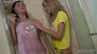 ���ुई lesbian किशोर एक वास्तविक संभोग anal dildo संग स्नान मा