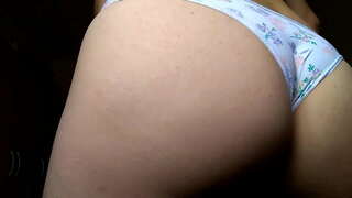 ���မွေ့လျော်၏တစ်ဦး cd တစ္ခု၌သူမ၏အတြင္းခံေဘာင္းဘီမ်ား