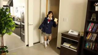 Young haunga pirihimana Japanese te wahine e hiahia ana ki te whiwhi hapu ia.