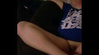 Муж запісвае гульню жонкі, пакуль яна знаходзіцца ў пакоі