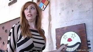 Tits nui redhead Lauren Phillips maka i roto i te basement me te rōpū o te nui tiki takatu i te pango me te ma hunga fucked tona korokoro