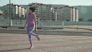 Gweler-drwy camel-toe legins a thryloyw top tanc