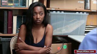 Buah dada Daya Knight mendapat vagina fucked oleh LP pegawai besar cock