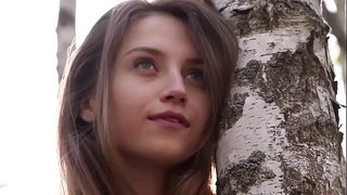 ���്വീറ്റ് യുവതി Nicolina നീക്കം her clothes in the woods