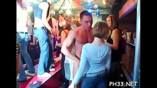 Pregos fodido bochechas em poses quentes