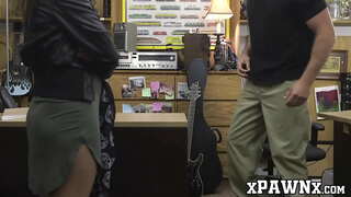 ƛ�线优美的宝贝典当她的吉他和猫