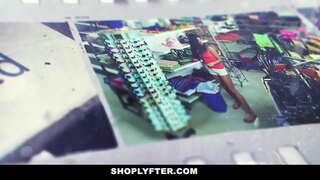 Tiener blond is&#039;n nag skof werknemer in die winkel.Die beampte het haar in hegtenis geneem vir diefstal oggend skof verslae en sy erken dat sy doen dit 1 of 2 keer.Die beampte trek uit sy piel en laat haar keel dit.In ruil het hy lekke en naai haar poesie.