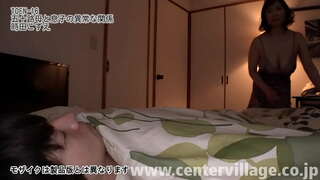 Кодзуэ, 51 год, которая потеряла своего мужа из-за болезни 10 лет назад и с тех пор живет со своим сыном.Сыну 23 года, который только этой весной устроился на работу, сколько раз это повторялось изо дня в день с моим мужем, когда я была молодой ....