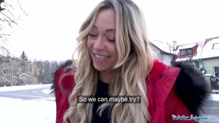 Publike Agjent Evropian sexbomb Jennifer Amilton seksi në lëkurë shtrat