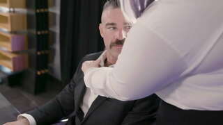 Ť�码宝贝让Pussyfucked通过她挂老板