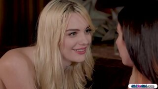 ɻ�妞是寻找远程并询问她的金发的远程如果她知道它在哪里。所有的赤裸裸的她转身的远程在她的屁股。其所有部分放松了她和她诱惑了她。他们亲吻她舔她的阴部之前facesitting她