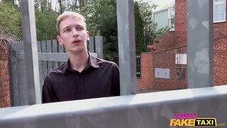 Kadın Sahte Taksi esmer yakalandı oynama ile ona kedi tarafından adam sonraki kapı