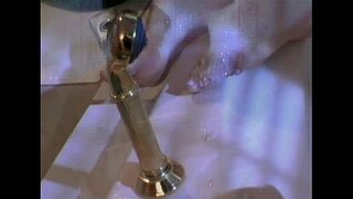 Мүйізді лесбиянки трахают ыстық ванна