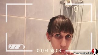 Hyll teen yn cuddio yn ystafell ymolchi i bys ei hun